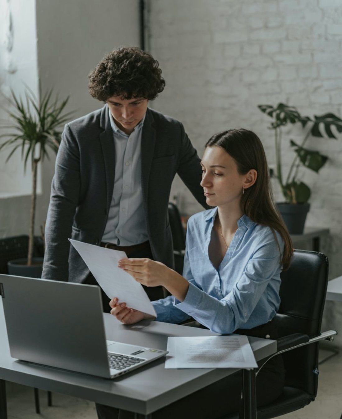 Hva må stå i en arbeidsflytguide før en ny medarbeider kan bruke den?